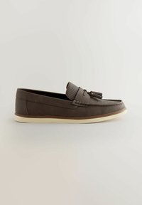 Mocassins en cuir marron avec un panneau supérieur texturé, des gland décoratifs et une semelle contrastante de couleur claire. Fini lisse et design élégant.