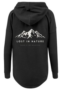 Schwarzer Hoodie mit einem Berggrafik und dem Text "VERLOREN IN DER NATUR", mit abgerundetem Saum und gerippten Bündchen. Weiche Stofftextur.