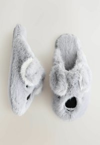 Grå fluffy hjemmesko med en blød pelsagtig tekstur, der har sorte øjne, en næse og øreaccenter, som ligner et koala-design.