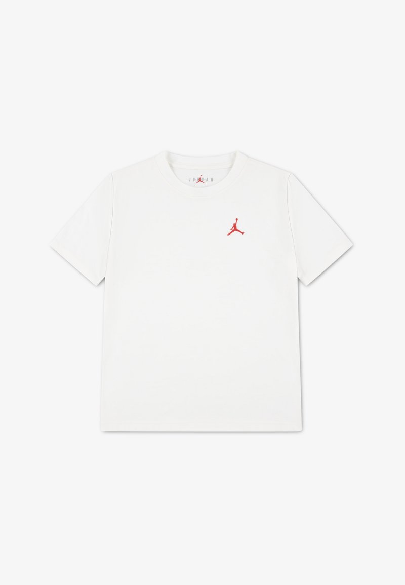 Λευκό βαμβακερό μπλουζάκι με κοντά μανίκια, με μικρό κόκκινο λογότυπο Jumpman στο στήθος. Απλός σχεδιασμός, λαιμόκοψη στρογγυλή, χωρίς σχέδια ή διακοσμητικά στοιχεία.