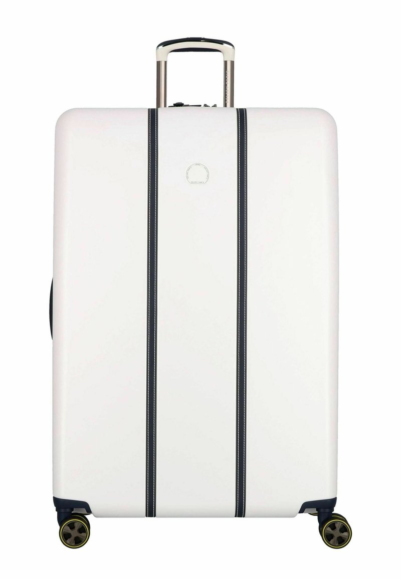 Valigia rigida bianca con strisce verticali nere, manico retrattile e quattro ruote. Presenta un logo sulla parte frontale. Texture liscia.