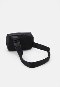 Calvin Klein MUST BLOCK HARNESS - Sac bandoulière - black tonal mono