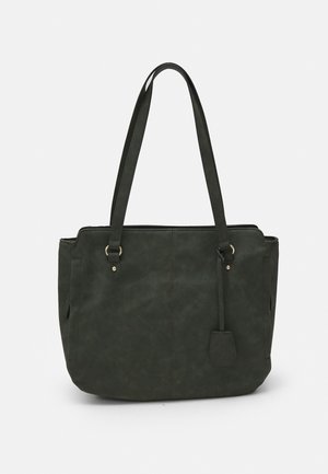 Sac cabas en cuir vert foncé avec de longues lanières, design simple et une étiquette en cuir suspendue sur le côté droit.