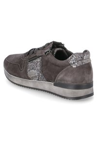 Baskets en daim gris avec des accents de motif serpent embossé, dotées d'une fermeture à lacets, d'une fermeture éclair latérale et d'une semelle en caoutchouc épaisse.