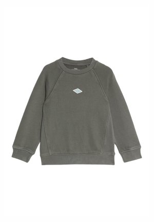Grauer Pullover aus weichem Material, mit geripptem Kragen und Bündchen, versehen mit einem kleinen blauen Diamant-Logo auf der Brust.