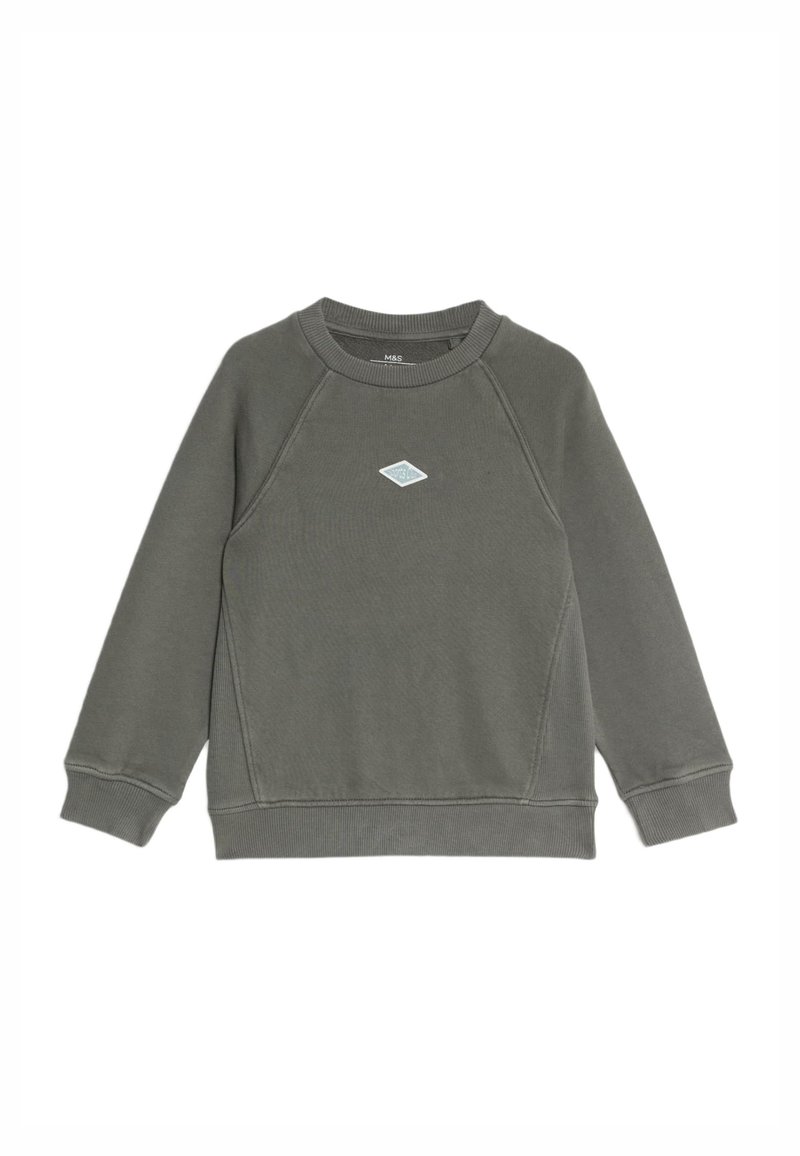Sweatshirt gris en tissu doux, avec un col et des poignets côtelés, portant un petit logo en forme de diamant bleu sur la poitrine.