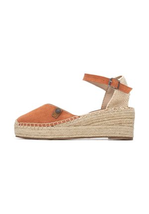 Cuña de esparto de ante naranja con suela de yute trenzado, que cuenta con una tira al tobillo y una pequeña etiqueta con el logo en el lateral.