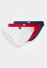 Trois paires de culottes de bikini pour femmes en blanc, rouge et bleu marine, avec des tailles élastiques et de petits logos sur chaque paire.