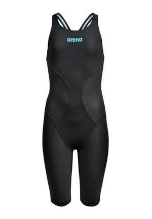 Bañador competitivo negro hasta la rodilla con el logo "arena" en azul claro en el pecho y tirantes con ribetes en azul claro.