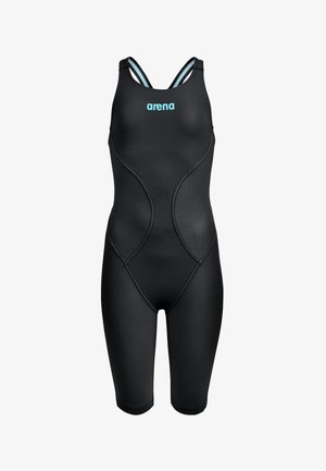 Maillot de bain de compétition noir arrivant aux genoux avec le logo "arena" bleu clair sur la poitrine et des bretelles bordées de bleu clair.
