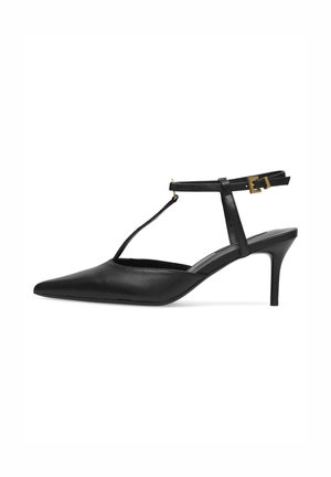 Zapato de tacón alto de cuero negro con puntera puntiaguda, correa en el tobillo y accesorios de hardware dorado. Textura suave con un diseño elegante.