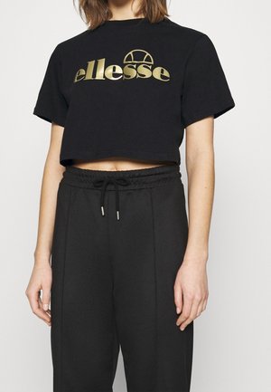 Czarny krótki t-shirt z złotym logo. Krótkie rękawy i okrągły dekolt. Zestawiony z czarnymi, dopasowanymi dresowymi spodniami z wysokim stanem i sznurkiem.