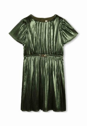 Grøn plisseret kjole med korte ærmer, metallisk glans og en figursyet talje med en dekorativ bæltespænde. Glat tekstur og knælang.