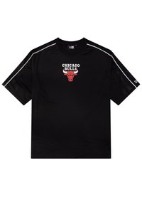 Svart mesh sports T-skjorte med hvite skulderstriper, Chicago Bulls tekst og rødt oksehode-logo sentrert på brystet.