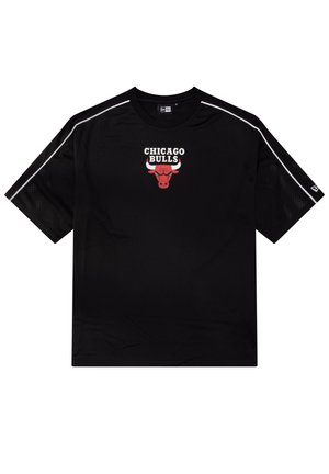 T-shirt de sport en mesh noir avec des rayures blanches sur les épaules, texte Chicago Bulls et logo de tête de taureau rouge centré sur la poitrine.