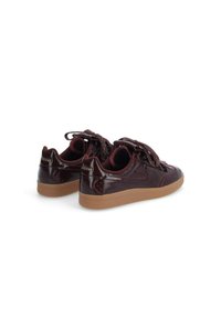 Baskets en cuir verni bourgogne avec des lacets texturés sombres, semelle en caoutchouc marron et détail de marque sur le talon. Design à bout arrondi.