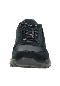 Donkergroene sneakers voor heren met een bovenwerk van suede en synthetisch materiaal, een ronde neus, contrasterende witte veters en een gestructureerde rubberen zool.