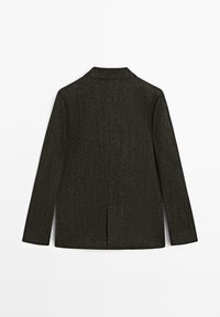 Blazer en laine à chevrons brun foncé avec manches longues, col à encoches et fente centrale au dos, vu de dos sur fond blanc.