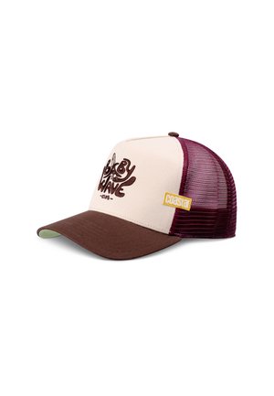 Gorra trucker marrón y beige con malla trasera burdeos, "BABY WAVE" bordado en el frente y etiqueta de tela amarilla "coasta" en el lateral.