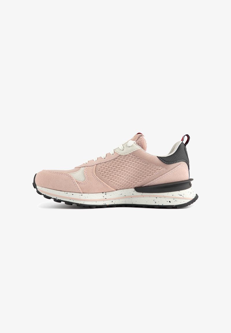 Rosa Sportschuh mit einem Obermaterial aus Mesh, Wildlederdetails und einer strukturierten Sohle mit schwarzen Akzenten und einer gefleckten weißen Zwischensohle.