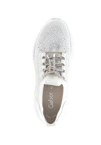 Sneakers blanches avec une tige en tricot texturé ornée de strass, fermeture à lacets et semelle intérieure rembourrée pour plus de confort.