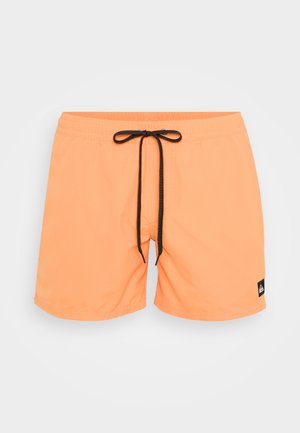 Orangene Bade Shorts aus leichtem Material, mit schwarzem Kordelzugverschluss und kleinem schwarzem Logo auf der Rückseite.
