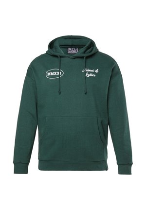 Grüne Baumwollkapuzenpullover mit einer Fronttasche, Kordelzugkapuze und weißem Text: "MMXXI" und "o rêves de justice" auf der Brust bedruckt.