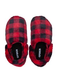 Rode en zwarte geruite fleece sloffen met een zachte textuur, gesloten ontwerp en een zwarte binnenvoering met het "crocs" logo.