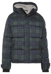 Padded grön och marinblå rutig jacka med huva, som har två sidofickor och ribbade ärmslut, designad för värme och komfort.