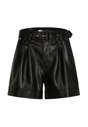 Schwarze Kunstleder-High-Waist-Shorts mit Falten, einem passenden Gürtel mit quadratischer Schnalle und umgeschlagenen Säumen.