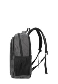 Sac à dos gris avec doubles compartiments zippés, poche latérale en maille, bretelles rembourrées et design structuré, présentant une texture lisse.