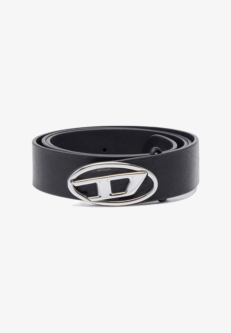 Cinto de couro preto com uma fivela oval de prata brilhante com um logótipo estilizado. Textura suave, design em espiral e múltiplos buracos de ajuste.