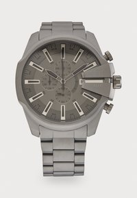 Relógio de metal prateado com um grande mostrador cinza, funções de cronógrafo, marcadores de horas e uma janela de data. A bracelete é do tipo elos com um acabamento escovado.