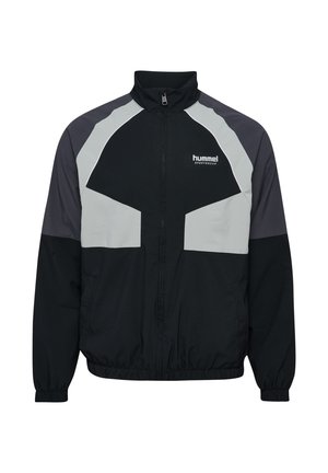 Zwarte en grijze sportieve jas met een rits aan de voorkant, hoge kraag, elastische manchetten en twee zijzakken; beschikt over een geometrisch ontwerp en logo.