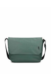 Borsa a tracolla rettangolare verde con chiusura a pattina e tracolla nera regolabile su sfondo bianco.