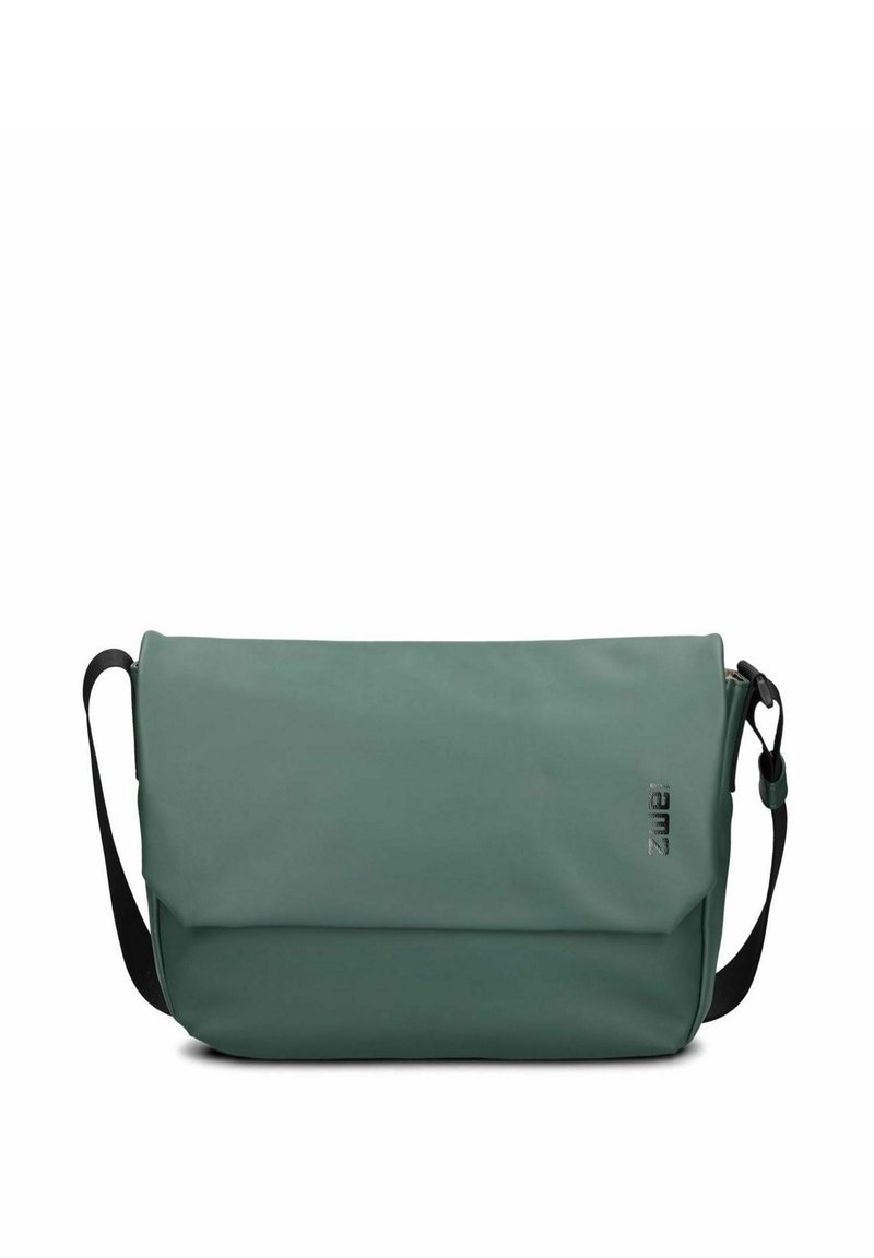 Borsa a tracolla rettangolare verde con chiusura a pattina e tracolla nera regolabile su sfondo bianco.