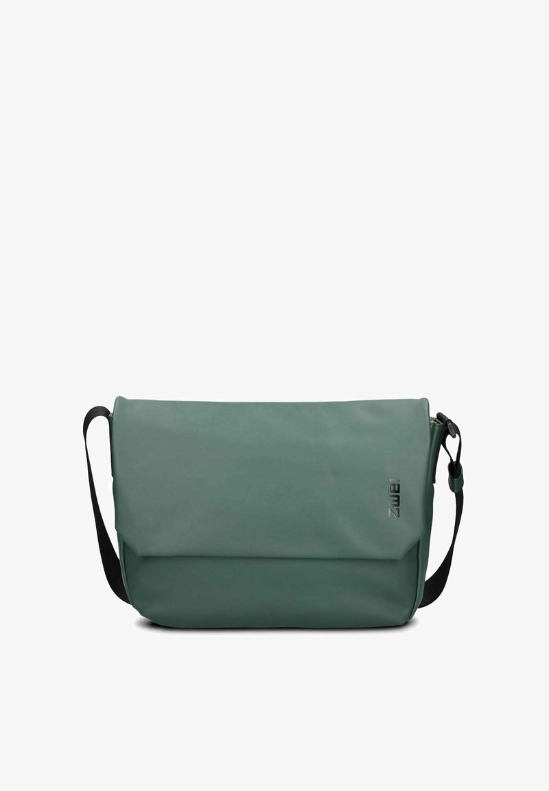 Borsa a tracolla rettangolare verde con chiusura a pattina e tracolla nera regolabile su sfondo bianco.