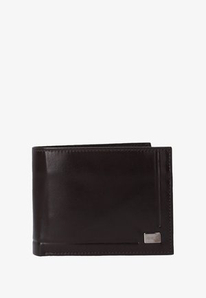 Brązowy skórzany portfel o gładkiej fakturze, z podwójnym złożeniem, widocznymi miejscami na karty i srebrną tabliczką z logo w prawym dolnym rogu.