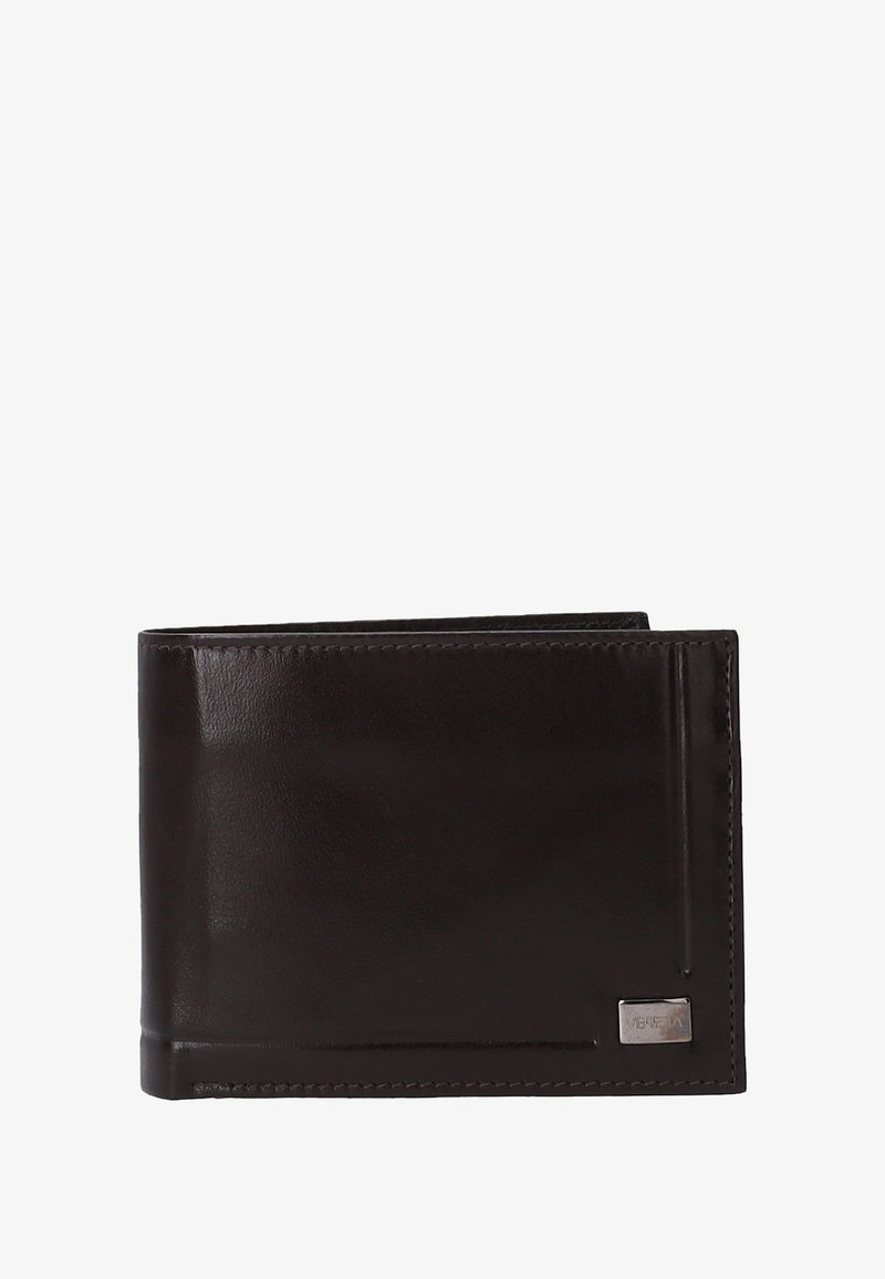 Brun læderpung med en glat tekstur, i bi-fold design, synlige kortlommer og en sølv logo-plade i nederste højre hjørne.