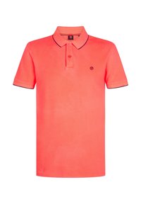 Polo-shirt corail à manches courtes, avec patte de boutonnage à deux boutons et un petit logo sur la poitrine gauche. Col et bordures des manches contrastants en noir.