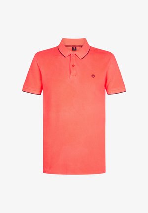 Koraalkleurig poloshirt met korte mouwen, een twee-knopen knoopsluiting en een klein logo op de linkerborst. Contrasterende donkere kraag en mouwafwerkingen.