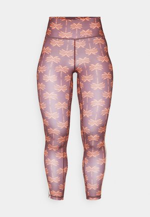 Leggings a vita alta in un tessuto viola con una stampa a palme arancioni su tutta la superficie. Presentano un design aderente e una texture liscia.