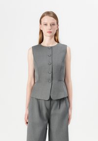Gilet grigio senza maniche con scollatura tonda, chiusura a cinque bottoni, vestibilità aderente e sottile dettaglio peplum. Fa parte di un completo coordinato.