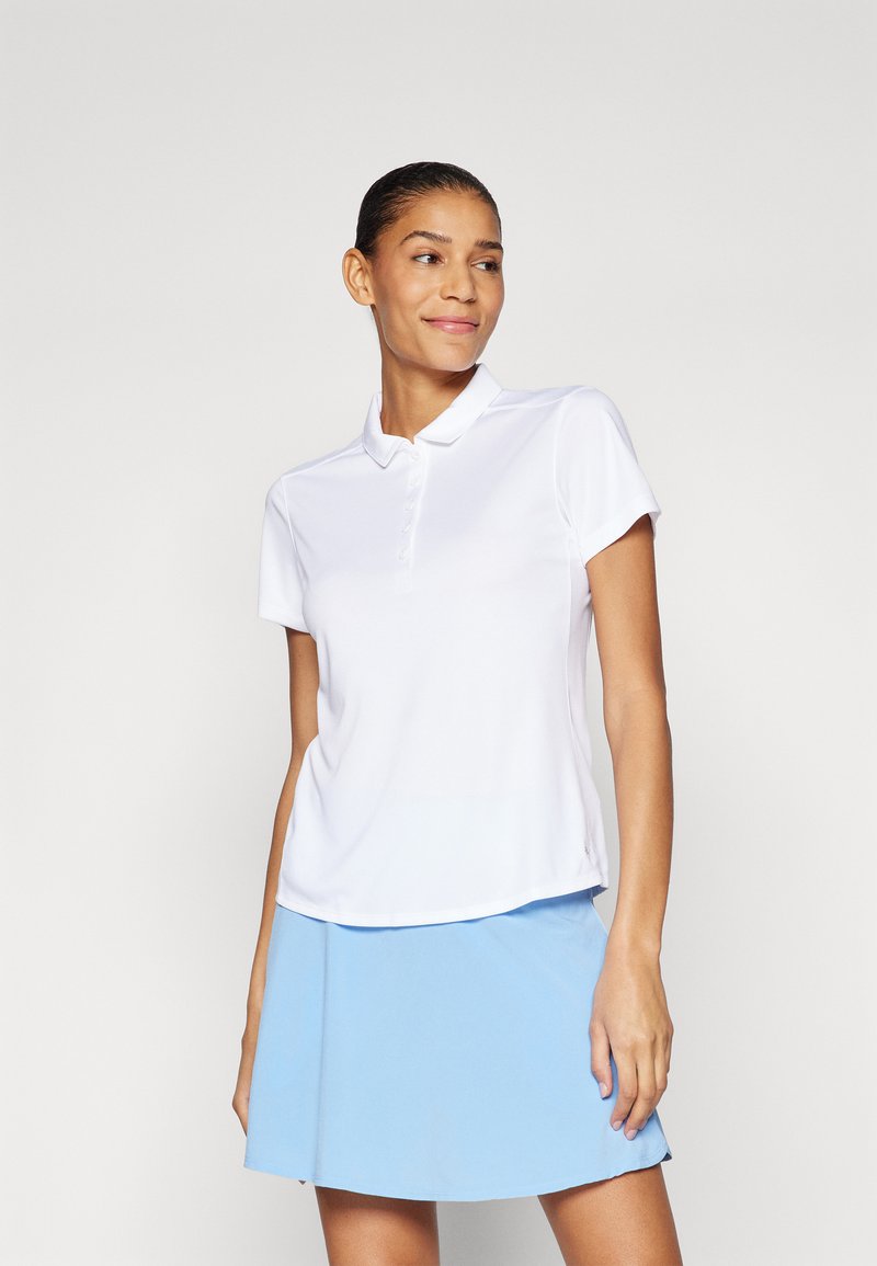 Polo-shirt blanc à manches courtes avec un col et une patte de boutonnage à cinq boutons, associé à une jupe bleu clair. Tissu lisse et respirant.