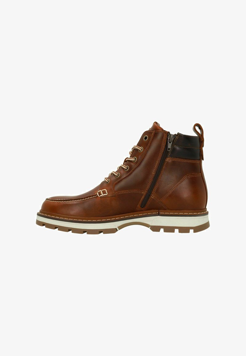Bottines en cuir marron avec un bout arrondi, œillets en métal et semelle blanche contrastante. Comprend une fermeture éclair sur le côté et une languette au talon.