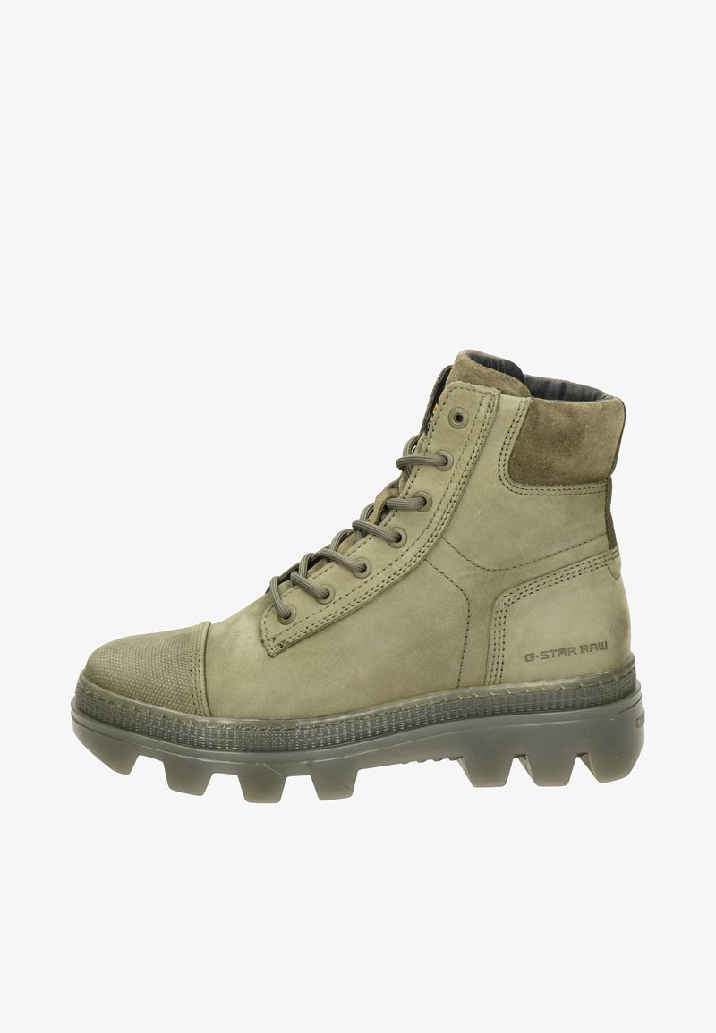 Botas de caminhada verde-khaki com um cabedal suave e texturizado, sola de borracha, apoio alto para o tornozelo e um sistema de atacadores proeminente. Marca G-Star RAW visível.
