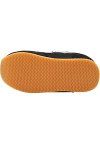 Suola di sneakers nera con superficie texture, caratterizzata da una suola in gomma naturale e un motivo di battistrada ondulato per aderenza e durata.