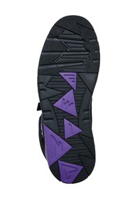 Črna gumijasta podplat čevlja z vzorci za oprijem, ki vključujejo vijolične trikotne poudarke in različno globino za boljšo oprijemljivost.