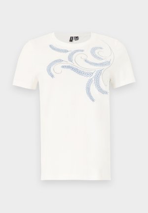 Wit T-shirt met korte mouwen en ronde hals, met lichtblauw geborduurd blad- en krulontwerp op de bovenborst en schouder.