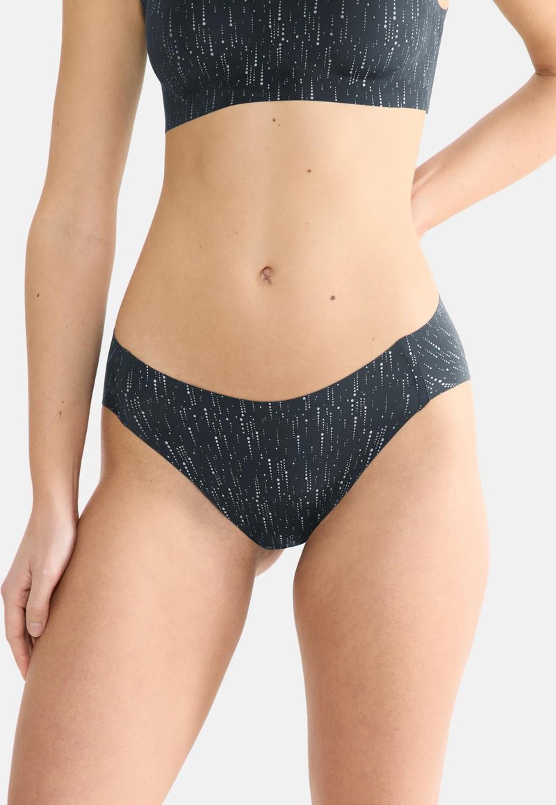 Fekete bikini sima anyaggal, amelyen fehér függőleges csíkos minta található. Az alakja alacsony derékú, közepes takarással.